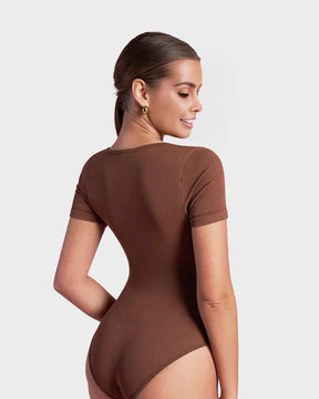 Body básico de tanga con cuello cuadrado