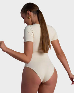 Body básico de tanga con cuello cuadrado
